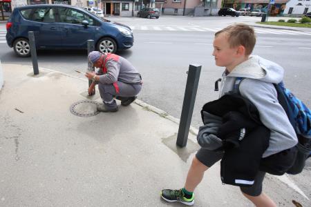 POSTAVITEV NOVIH KOLIČKOV PRED PREHODOM 06 FOTO LJUBO VUKELIČ